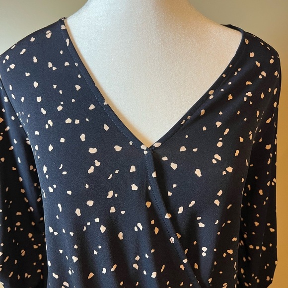 Beacon Julia Surplice Navy with Tan Spots Knit Top Size Small Stitch Fix - Picture 4 of 7